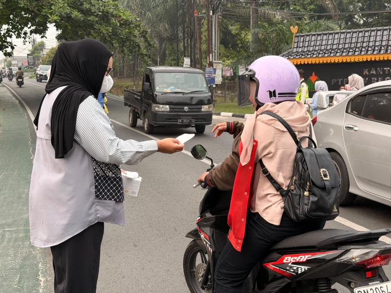 Kabut Asap Memburuk, PTPN IV Regional III Kembali Bagi-Bagi Masker ke Warga