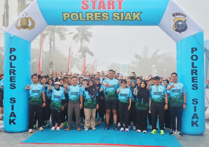 Pagi berkabut, Bupati Afni Lepas Road To Bhayangkara Run 2026 di Kota Siak