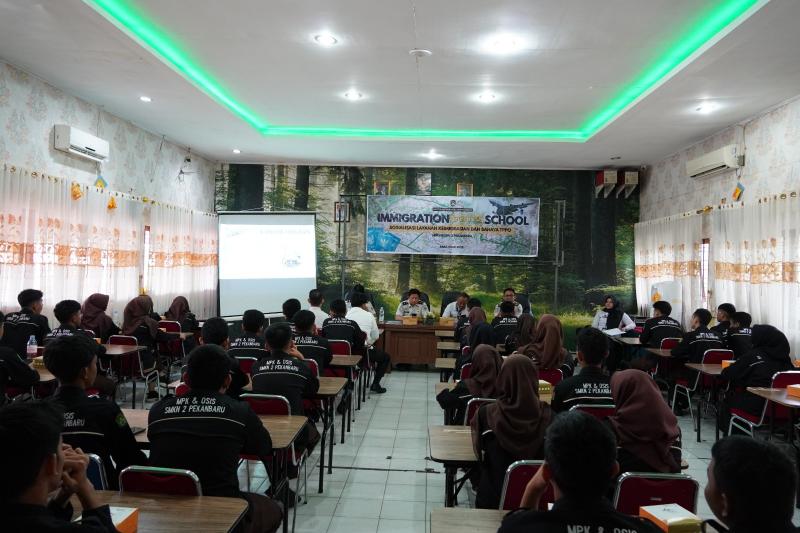 Imigrasi Pekanbaru Edukasi Pelajar SMKN 2 tentang Layanan Keimigrasian dan Bahaya TPPO