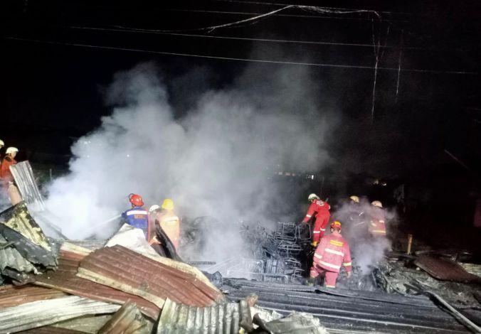 Dua Kios Aksesoris Mobil di Jalan Soekarno Hatta Ludes Terbakar