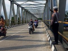 Balimau Kasai, Pengamanan Ketat Polres Kampar di Jembatan Pastikan Kelancaran Arus Lalu Lintas 