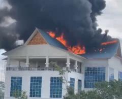 Gedung Lipat Kajang Komplek Perkantoran Walikota Pekanbaru Terbakar, Pegawai Berhamburan Keluar