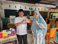 Cawagubri Nomor Urut 3 Buya Mawardi dan Istri Gunakan Hak Pilih di TPS Dekat Rumah