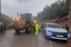 BPJN Riau-Sumbar Turunkan Lima Unit Alat di Lokasi Longsor, Jalan Sudah Bisa Lewati