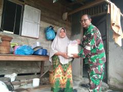 Babinsa Berikan Bingkisan Ke Warga Kurang Mampu Di Wilayah Binaan