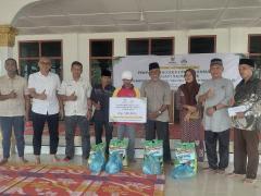 Manajemen PKS Tapung Salurkan Zakat ke Masyarakat Desa Tandun dan Sungai Kuning