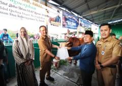 Wako Pekanbaru Serahkan Sapi Kurban Bantuan Presiden RI ke Warga Tirta Siak