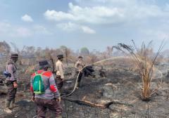Gunakan Helikopter Water Booming, Tim Gabungan BPBD Riau Padamkan Karhutla di Inhu