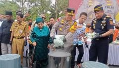 Jelang Ramadhan, Polda Riau Musnahkan Ribuan Miras dan Rokok Ilegal