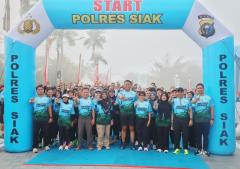 Pagi berkabut, Bupati Afni Lepas Road To Bhayangkara Run 2026 di Kota Siak