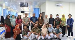 Sri Pamela Group Berikan Cenderamata sebagai Apresiasi kepada Pasien
