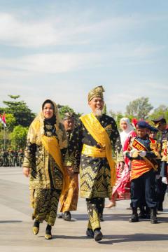 Kompak dan Serasi, Wako Dumai dan Istri Panen Pujian di Peringatan HUT ke-80 RI