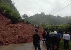 Jalan Lintas Riau-Sumbar KM 90 Tanjung Alai Longsor