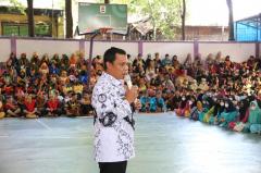 Pj Wali Kota Sapa Guru dan Siswa di SMAN 1 Pekanbaru Saat Hari Guru