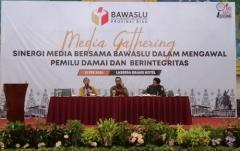 Media Gathering, Bawaslu Riau Ajak Media Kawal Pemilu Damai dan Berintegritas 