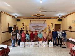 Sinergi Membangun Harmoni: Tim TJSL PTPN I Regional 3 Bagikan Paket Sembako