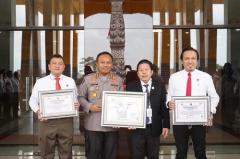 Polda Riau Terima Penghargaan Presisi Award