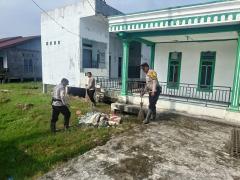 Personil Polsek Sinaboi Bersama Masyarakat Goro di Mushola Al Falah Sungai Bakau