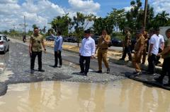 Jalan Sudirman Ujung Pekanbaru Rusak, Gubernur Perintahkan Dinas Terkait Bertindak Cepat